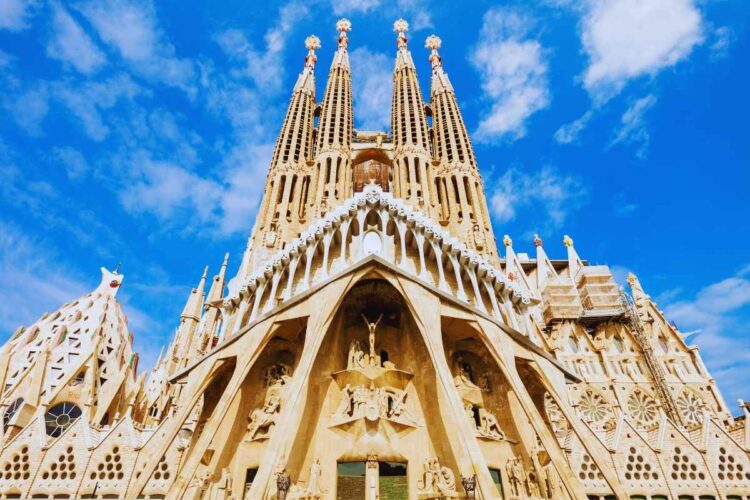 Dalla Sagrada Familia ai tesori nascosti: viaggio nei luoghi più affascinanti della Spagna